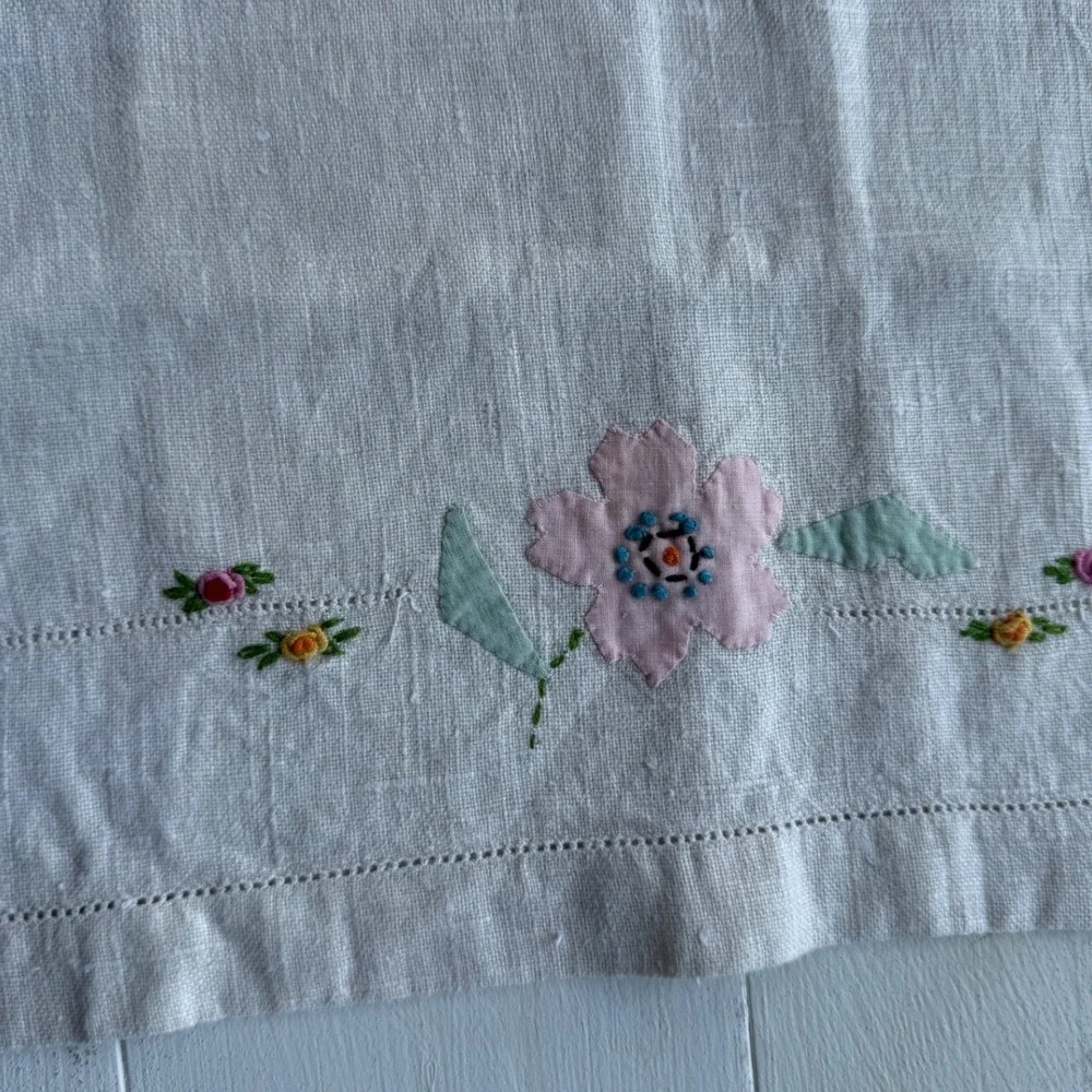 Vintage Hand Embroidered Floral Linen Table Runner Dresser Scarf Set White Tan